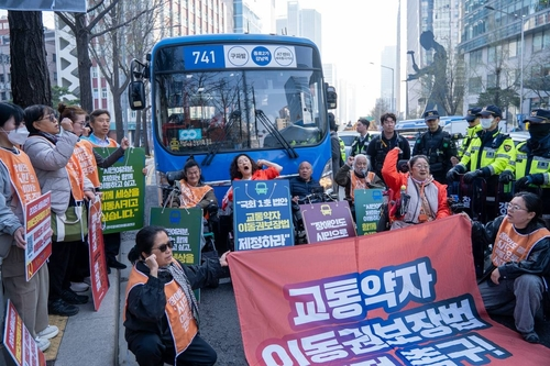 ‘지하철 시위’ 대신 ‘버스 저지’ 시민불편 커진 전장연…경찰, 내사 나섰다