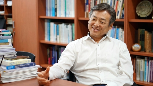 송영관 한국개발연구원(KDI) 산업·시장정책연구부 선임연구위원이 17일 KDI에서 디지털타임스와 인터뷰를 하고 있다. 사진=강승구 기자
