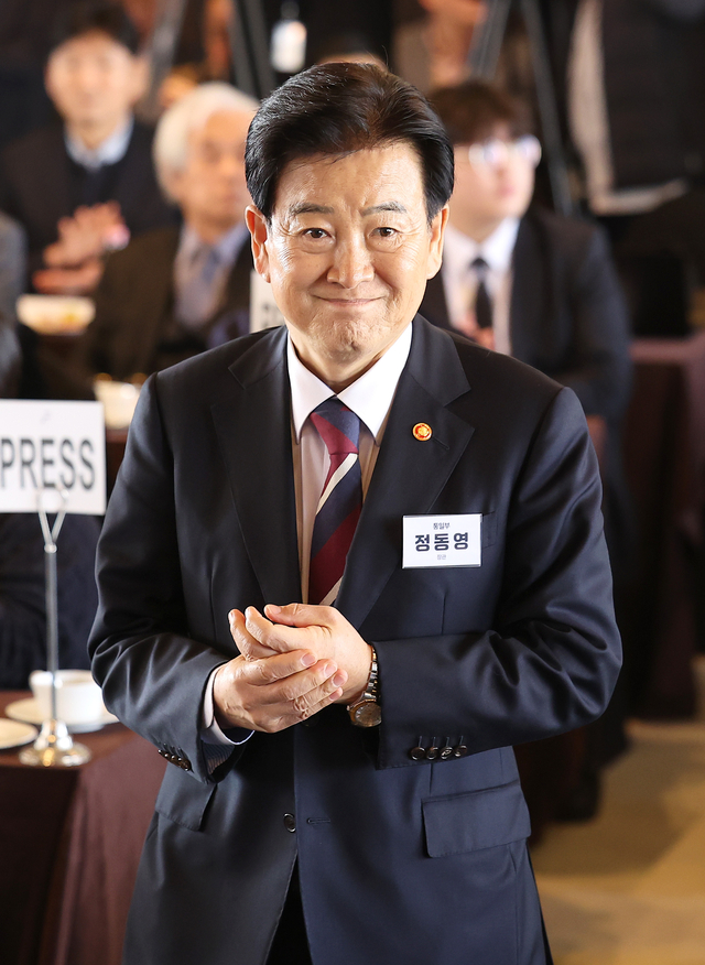 정동영 통일부 장관이 지난 3월 25일 서울 중구 더 프라자호텔에서 열린 ‘적대의 종식과 평화공존을 위한 한반도 정책의 패러다임 전환’ 통일부-통일연구원 공동학술회의에 참석하고 있다.[연합뉴스 사진]