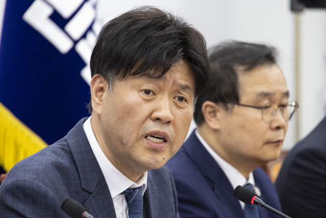 대장동 일당으로부터 금품을 받은 혐의로 법정 구속됐다가 지난해 보석으로 석방된 김용 전 민주연구원 부원장이 13일 국회에서 가진 기자간담회에서 검찰 기소의 부당함에 대해 설명하고 있다. [연합뉴스]