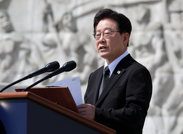 이재명 대통령이 19일 서울 강북구 국립 4·19민주묘지에서 열린 4·19혁명 기념식에서 기념사를 하고 있다. [청와대통신사진기자단]