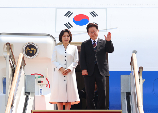 인도·베트남을 국빈 방문하는 이재명 대통령과 김혜경 여사가 19일 성남 서울공항 공군 1호기에서 환송객에게 인사하고 있다. [연합뉴스]