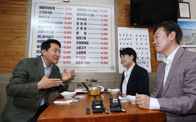 오세훈 서울시장이 19일 서울 종로구 한 식당에서 서울시장 경선을 펼친 윤희숙 전 의원, 박수민 의원과 오찬을 하고 있다. [공동취재]