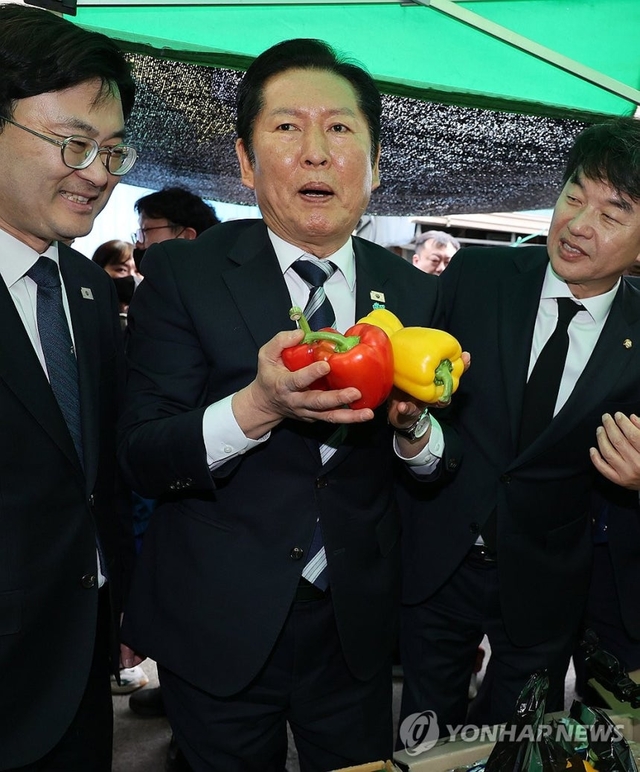 더불어민주당 정청래 대표가 3월 1일 충남 천안시 동남구 병천면 아우내장터를 방문해 파프리카를 구입하고 있다.  연합뉴스