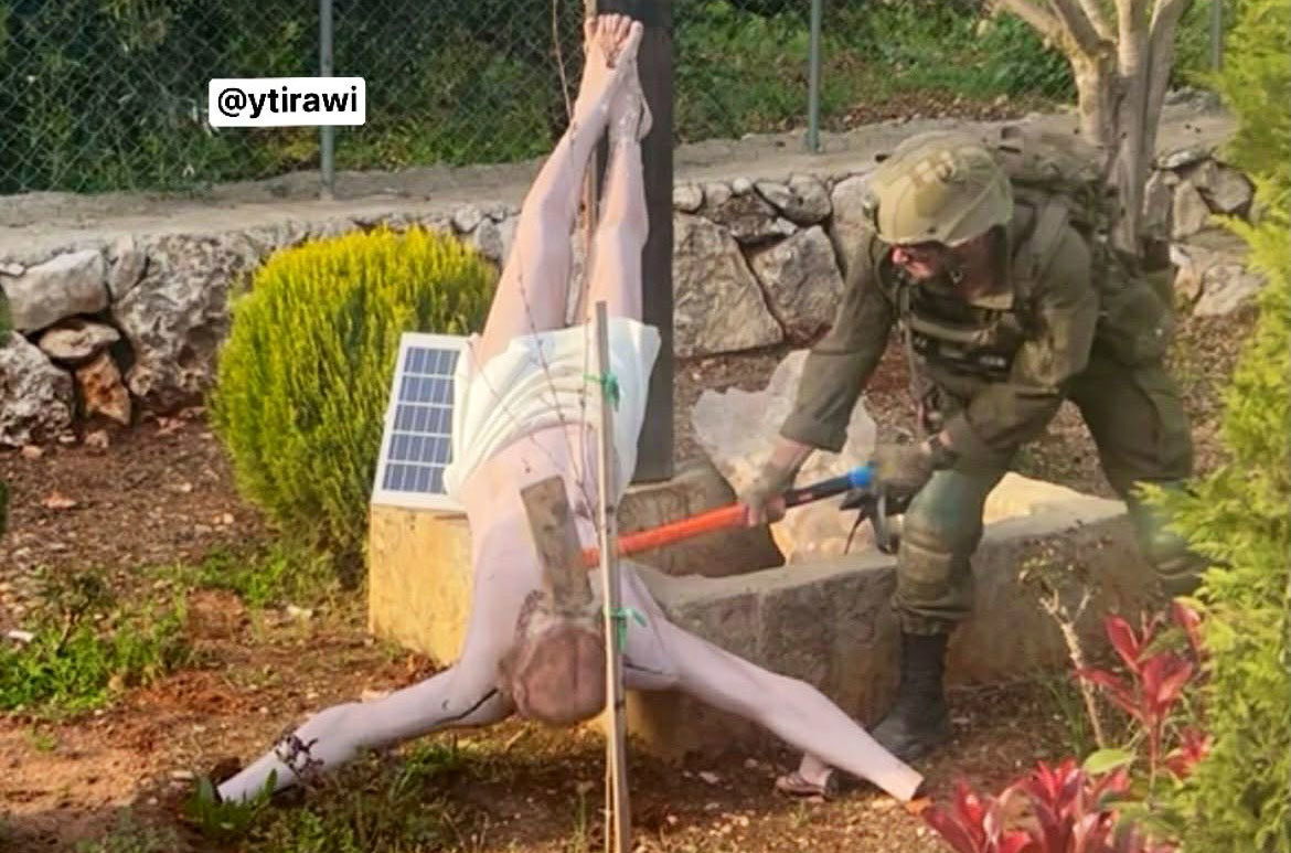 예수상 망치로 내리친 이스라엘군…“병사의 돌출행동, 엄중 조치”