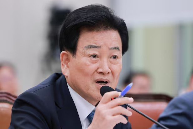 정동영 통일부 장관이 15일 국회에서 열린 외교통일위원회 전체회의에서 의원 질의에 답하고 있다. [연합뉴스]