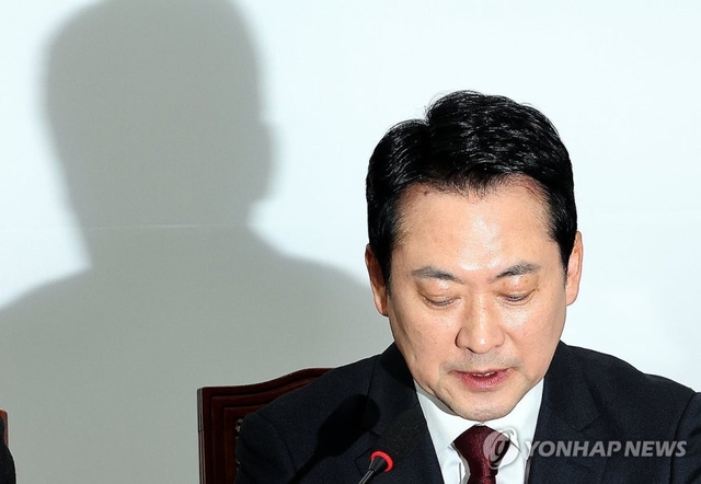 미국 방문 일정을 마친 뒤 20일 새벽에 귀국한 국민의힘 장동혁 대표가 국회에서 열린 최고위원회의에서 발언하고 있다. 연합뉴스
