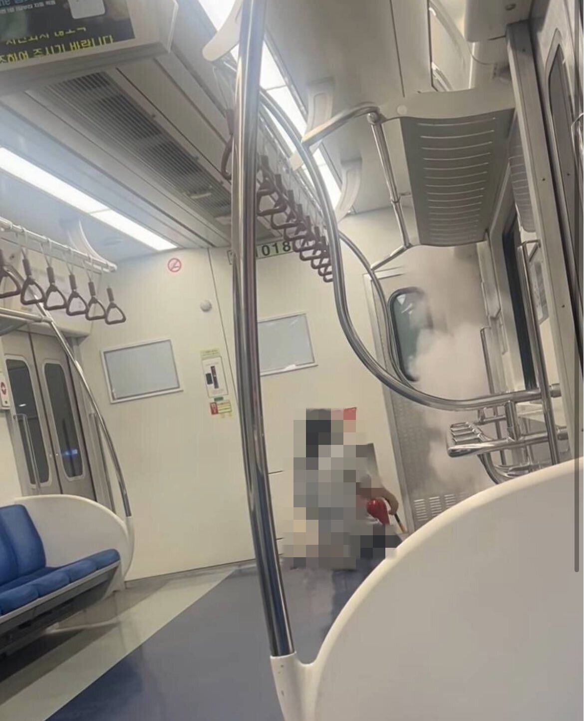 “작동하나 궁금해서”…지하철서 소화기 뿌린 20대 여성 입원 조치
