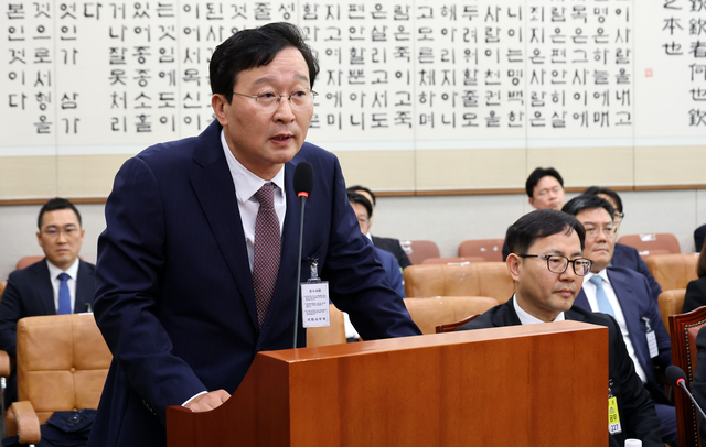송경호 전 서울중앙지검장이 16일 국회 ‘윤석열 정권 정치검찰 조작기소 의혹 사건 진상규명’ 국정조사특별위원회에서 열린 대장동·위례 개발비리 및 김용 전 민주연구원 부원장 관련 의혹 사건에 대한 청문회에서 의원 질의에 답하고 있다. 연합뉴스
