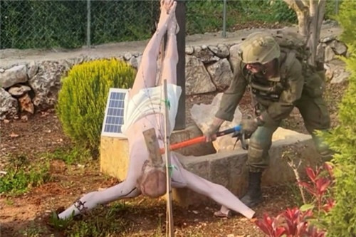 예수상을 망치로 내려친 이스라엘 병사…SNS 파문 확산