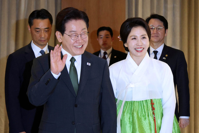 인도를 국빈 방문 중인 이재명 대통령과 김혜경 여사가 19일(현지시간) 뉴델리의 한 호텔에서 열린 동포만찬간담회에 입장하고 있다. 연합뉴스
