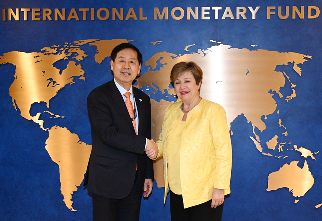 주요 20개국(G20) 재무장관회의 및 국제통화기금(IMF)·세계은행(WB) 춘계회의 참석차 미국 워싱턴D.C.를 방문 중인 구윤철 부총리 겸 재정경제부 장관이 17일(현지시간) IMF에서 크리스탈리나 오르기에바 총재와 면담에 앞서 악수하고 있다. 연합뉴스