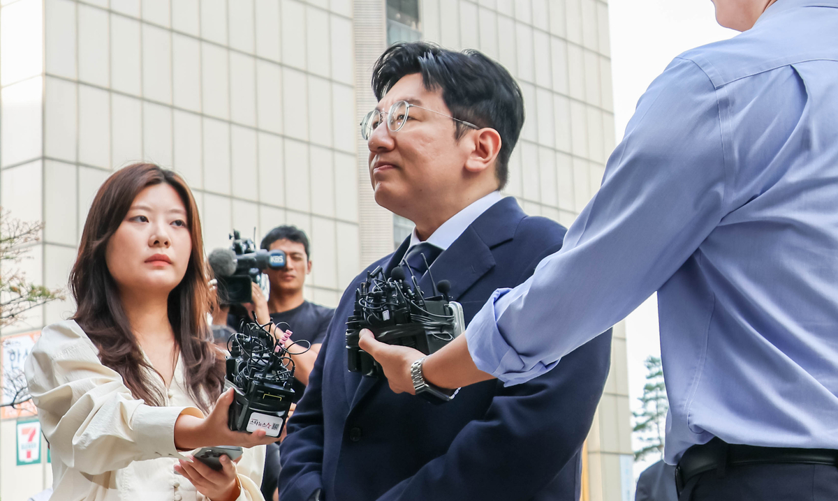 “투자자 속여 1900억 차익”…방시혁 구속 위기에 하이브 주가도 ‘출렁’