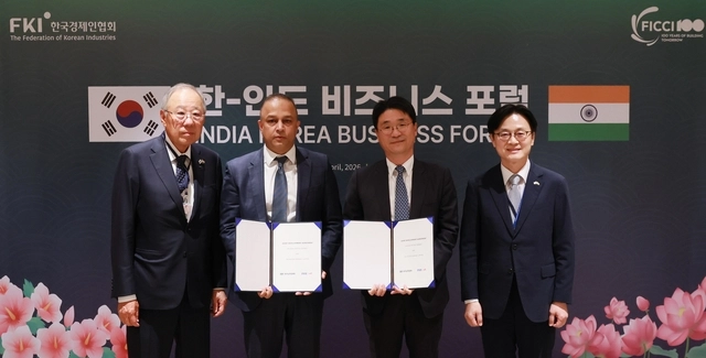 류진(왼쪽부터) 한국경제인연합회 회장, 샤라드 모한 미쉬라 TVS 전략 담당 사장, 고중선 현대차 경영전략담당 전무, 김정관 산업통상자원부 장관이 20일(현지시간) 한-인도 비즈니스 포럼에서 3륜 EV의 개발 및 상용화를 위한 공동개발협약 기념촬영을 하고 있다. 현대차 제공
