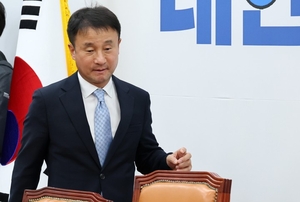 한병도, 원내대표 사퇴… 민주당 첫 ‘연임’ 도전