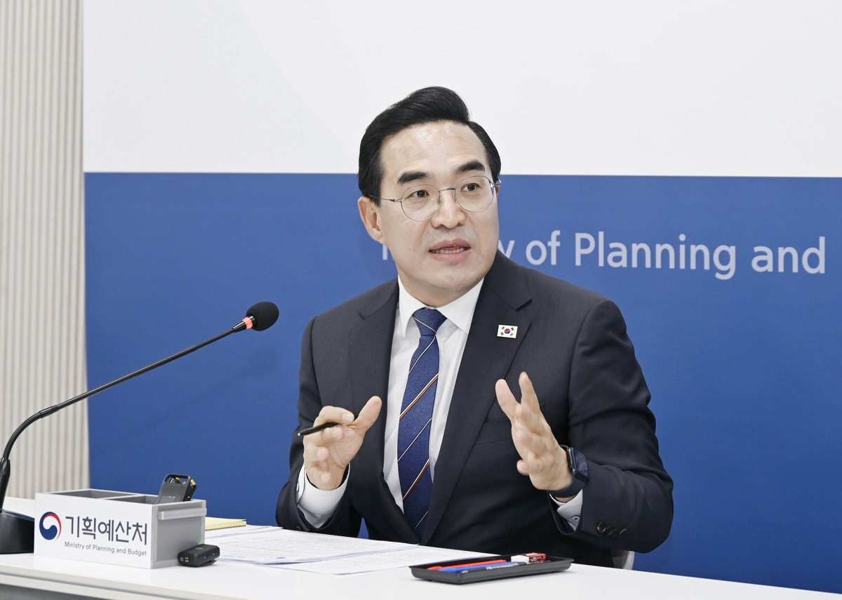 박홍근 장관 "IMF 부채속도 전망 과대 전망 많아…지속가능한 재정 추진"