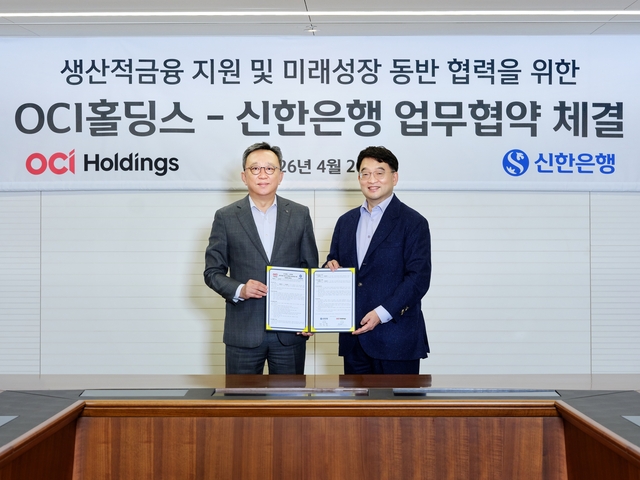 정상혁(왼쪽) 신한은행장과 이우현 OCI홀딩스 회장이 지난 20일 서울 중구 OCI빌딩에서 OCI홀딩스와 '생산적금융 지원 및 미래성장 동반협력을 위한 업무협약식' 후 기념촬영을 하고 있다. [신한은행 제공]
