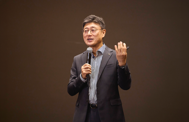 정재헌 SK텔레콤 최고경영자(CEO)가 21일 서울 을지로 본사에서 열린 타운홀 미팅에서 발표하고 있다. SKT 제공
