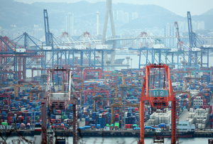 반도체가 끌고 중동이 흔든다…1∼20일 수출 50%↑