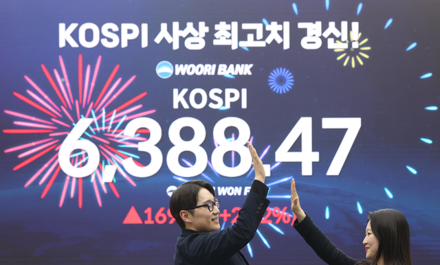 코스피가 2% 넘게 상승해 사상 최고치에서 장을 마친 21일 서울 중구 우리은행 본점 딜링룸 현황판에 코스피가 표시되고 있다.  [연합뉴스]
