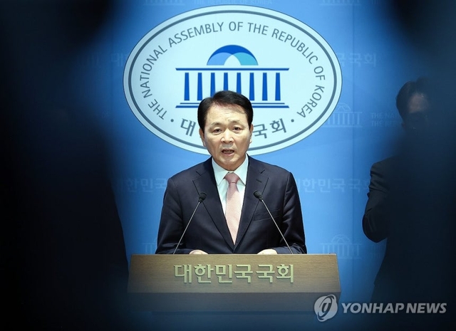 국회 국방위원회 성일종 위원장이 22일 국회 소통관에서 국민의힘 국방위원들과 함께 정동영 통일부 장관의 이른바 ‘북한 구성 소재 핵시설’ 언급과 관련, 기자회견을 열고 있다.. 연합뉴스