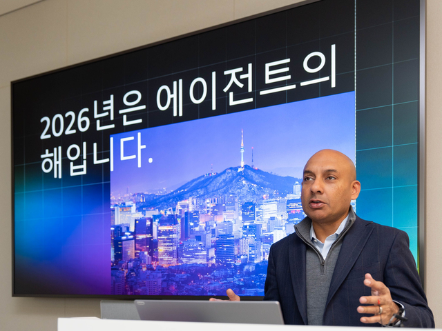 라훌 파탁 AWS 데이터·AI GTM 부문 부사장이 22일 서울 역삼동 AWS코리아 사무실에서 열린 기자간담회에서 발표하고 있다. AWS코리아 제공