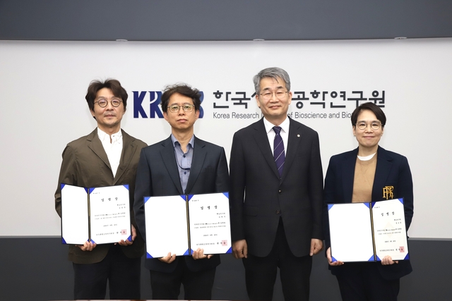 권석윤(왼쪽 세번째) 생명연 원장이 3개 전략연구사업 PM들과 기념촬영을 하고 있다. 생명연 제공.