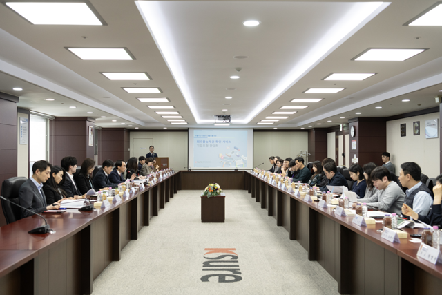 한국무역보험공사가 지난 3월 ‘회수불능채권 확인 서비스’ 관련 기업 초청 간담회를 개최해 수출기업의 미수채권 관련 애로사항을 청취하고 있다. [무보 제공]