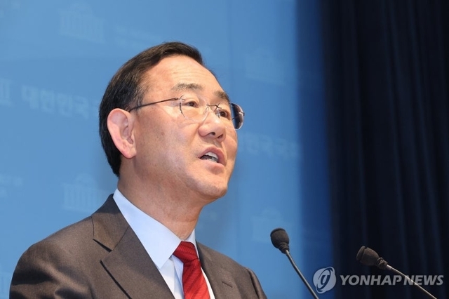 국민의힘 대구시장 후보 경선에서 컷오프(공천 배제)된 6선 주호영 의원이 8일 국회 소통관에서 기자회견을 열고 있다. 연합뉴스