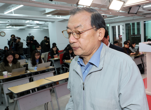 이정현 국민의힘 공천관리위원장이 3월 20일 서울 영등포구 여의도 중앙당사에서 경상북도지사 예비경선 결과를 발표한 뒤 이동하고 있다. 연합뉴스