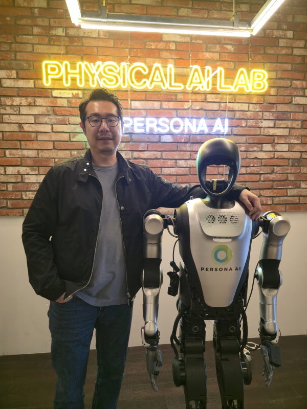 페르소나에이아이 피지컬AI 랩에서 휴머노이드와 함께한 유승재 페르소나에이아이 대표. (페르소나AI 제공)