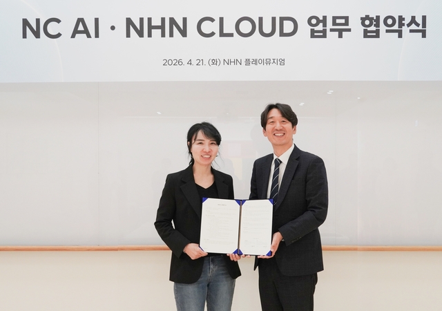 이연수(왼쪽) NC AI 대표와 김동훈 NHN클라우드 대표가 지난 21일 NHN클라우드 본사 플레이뮤지엄에서 열린 협약식에서 기념촬영하고 있다. 양사 제공