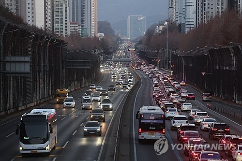 차량들이 이동하고 있다. [연합뉴스]
