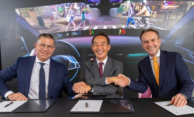 마티아스 미드라이히(왼쪽부터) 독일 ZF 최고경영자(CEO), 손영권 하만 이사회 의장, 크리스천 소봇카 하만 CEO 겸 오토모티브 부문 사장이 2025년 12월 23일 독일 ZF의 첨단운전자보조시스템(ADAS) 사업부 인수 계약 체결 후 악수를 하고 있다. 삼성전자 제공