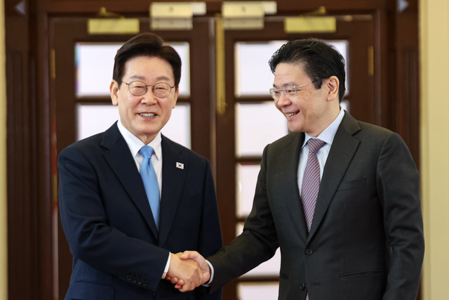 이재명 대통령과 로런스 웡 싱가포르 총리가 지난 3월 2일 싱가포르 외교부 청사에서 정상회담 후 공동언론발표를 마친 뒤 악수하고 있다. 연합뉴스