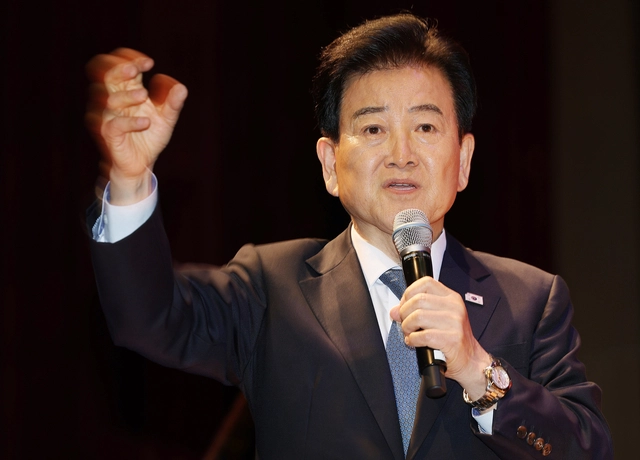 정동영 통일부 장관이 지난 4월 20일 서울 마포구 극동방송에서 열린 극동방송 창사 70주년 기념 전국 목회자세미나 강연에서 발언하고 있다.[연합뉴스]