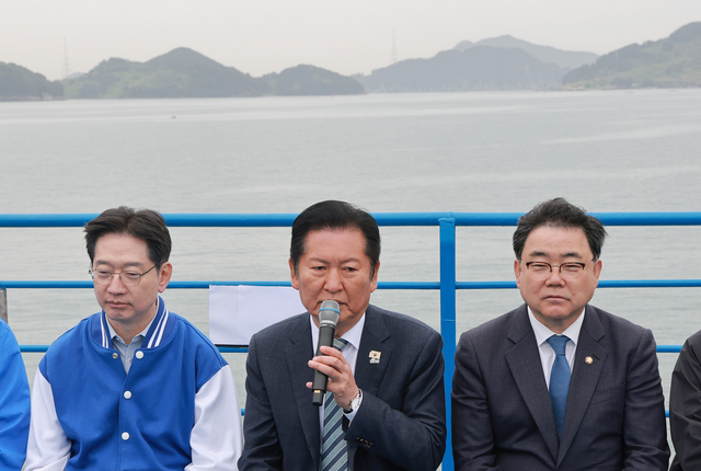 정청래 더불어민주당 대표가 22일 경남 통영시 욕지도에서 탑승한 여객선에서 열린 선상 최고위원회의에 참석해 발언하고 있다. [연합뉴스]