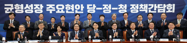 천준호 더불어민주당 원내대표 권한대행과 김태년 국가균형성장특별위원회 위원장, 홍익표 청와대 정무수석 등 참석자들이 22일 국회에서 열린 균형성장 주요 현안 당·정·청 정책간담회에서 기념 촬영을 하고 있다. [연합뉴스]