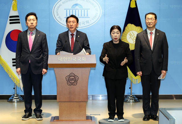 국회 외교통일위원회 위원장인 김석기 의원이 22일 국회 소통관에서 정동영 통일부 장관의 ‘북한 평안북도 구성 소재 우라늄 농축시설’ 발언 기밀유출 논란과 관련, 기자회견을 열고 있다. 왼쪽부터 국민의힘 외통위원인 김기현 의원, 김석기 의원, 김건(야당 간사) 의원. [연합뉴스]