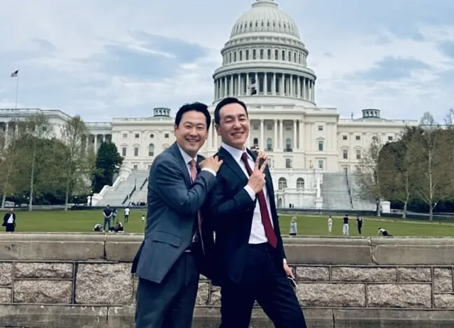 지난 4월 11일 미국으로 출국한 국민의힘 장동혁(왼쪽) 대표와 김민수 최고위원이 미 워싱턴 D.C.에 있는 미 연방의회 의사당 앞에서 사진을 찍고 있다.[김성수 연세대 경영전문대학원 겸임교수 쓰레드 사진 갈무리]