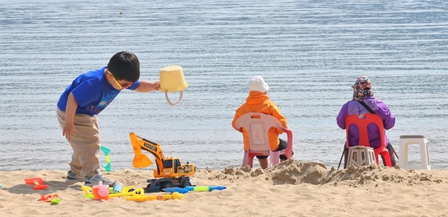 전국적으로 낮 최고기온이 26도까지 오르는 등 초여름 날씨를 보인 지난 15일 인천 중구 을왕리해수욕장을 찾은 한 어린이가 반소매 차림으로 모래 장난을 하고 있다. 연합뉴스
