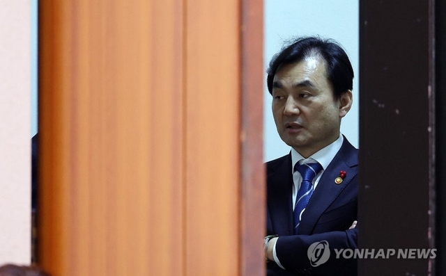 안규백 국방부 장관이 지난 1월 7일 국회에서 법제사법위원회 전체회의 시작을 앞두고 복도에서 관계자와 대화하고 있다. 연합뉴스