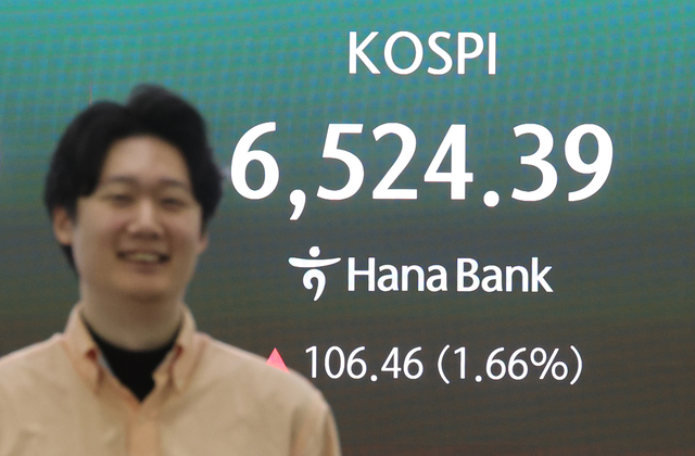 코스피가 장중 6500을 돌파한 23일 서울 중구 하나은행 딜링룸에서 직원들이 업무를 보고 있다.   [연합뉴스]