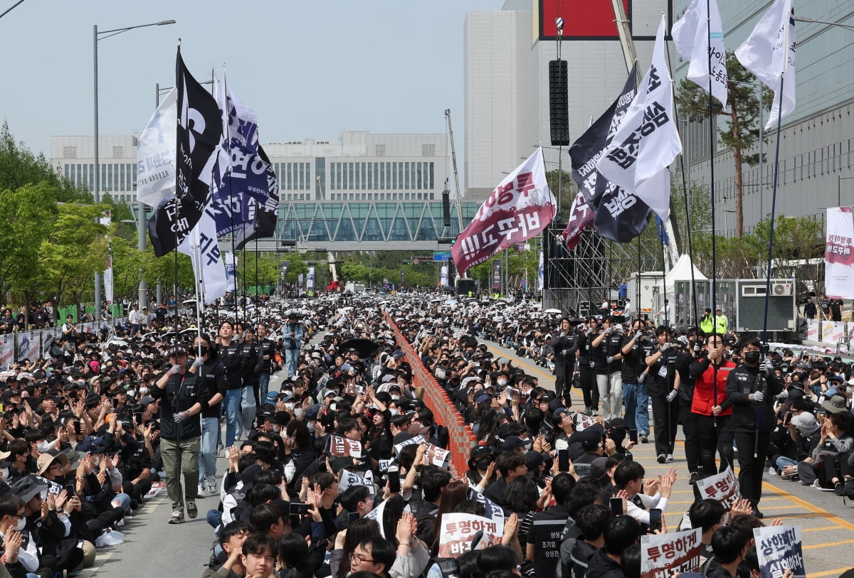 삼성전자 핵심 기술이 중국으로? 18나노 D램 정보 유출 파장