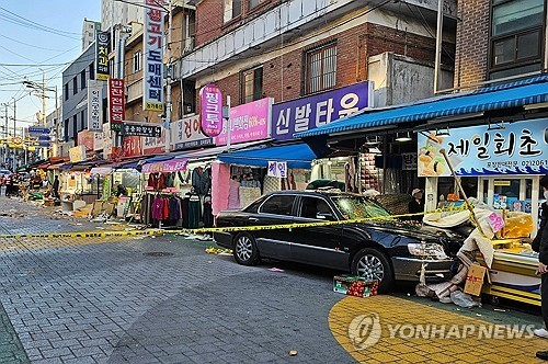 지난 2024년 12월 31일 오후 서울 양천구 목동 깨비시장에서 70대 남성이 모는 승용차가 돌진해 다수의 사상자가 발생했다.  [독자 제공=연합뉴스]