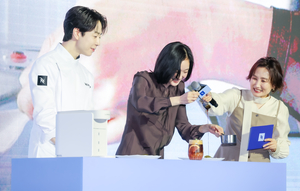 [포토] 손종원 셰프 앞 선보이는 배우 김고은의 플레이팅