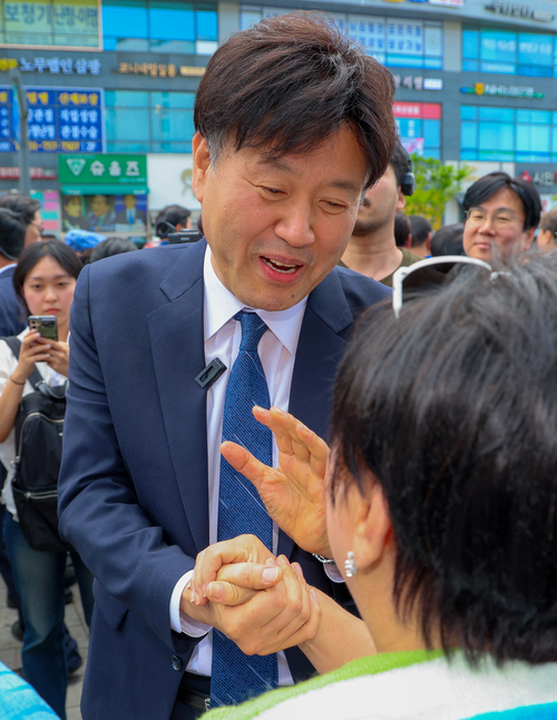 김용 전 민주연구원 부원장이 19일 경기도 성남시 모란민속5일장을 방문해 시민들과 인사를 나누고 있다. [공동취재]