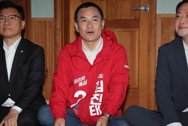 지난 4월 22일 강원 양양군 손양면 수산리어촌마을회관을 찾은 김진태 국민의힘 강원도지사 후보가 장동혁 당대표에게 사실상 사퇴를 촉구하는 등 중앙당을 향해 쓴소리하고 있다.[연합뉴스]