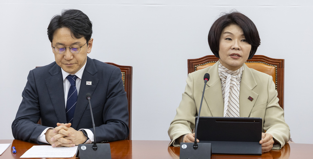 한정애 더불어민주당 정책위의장이 23일 국회에서 열린 정책조정회의에서 발언하고 있다. [연합뉴스]