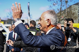 ‘망명 중’ 이란 마지막 왕세자, 독일서 ‘봉변’…토마토소스 뒤집어 써